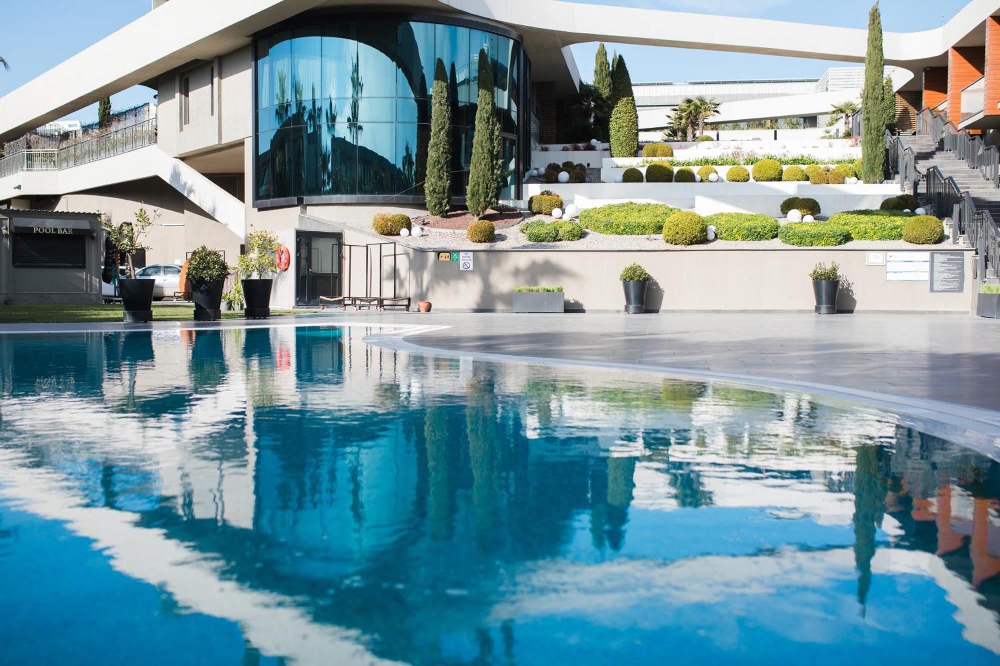 Hotel Doubletree By Hilton Izmir Airport Exterior foto